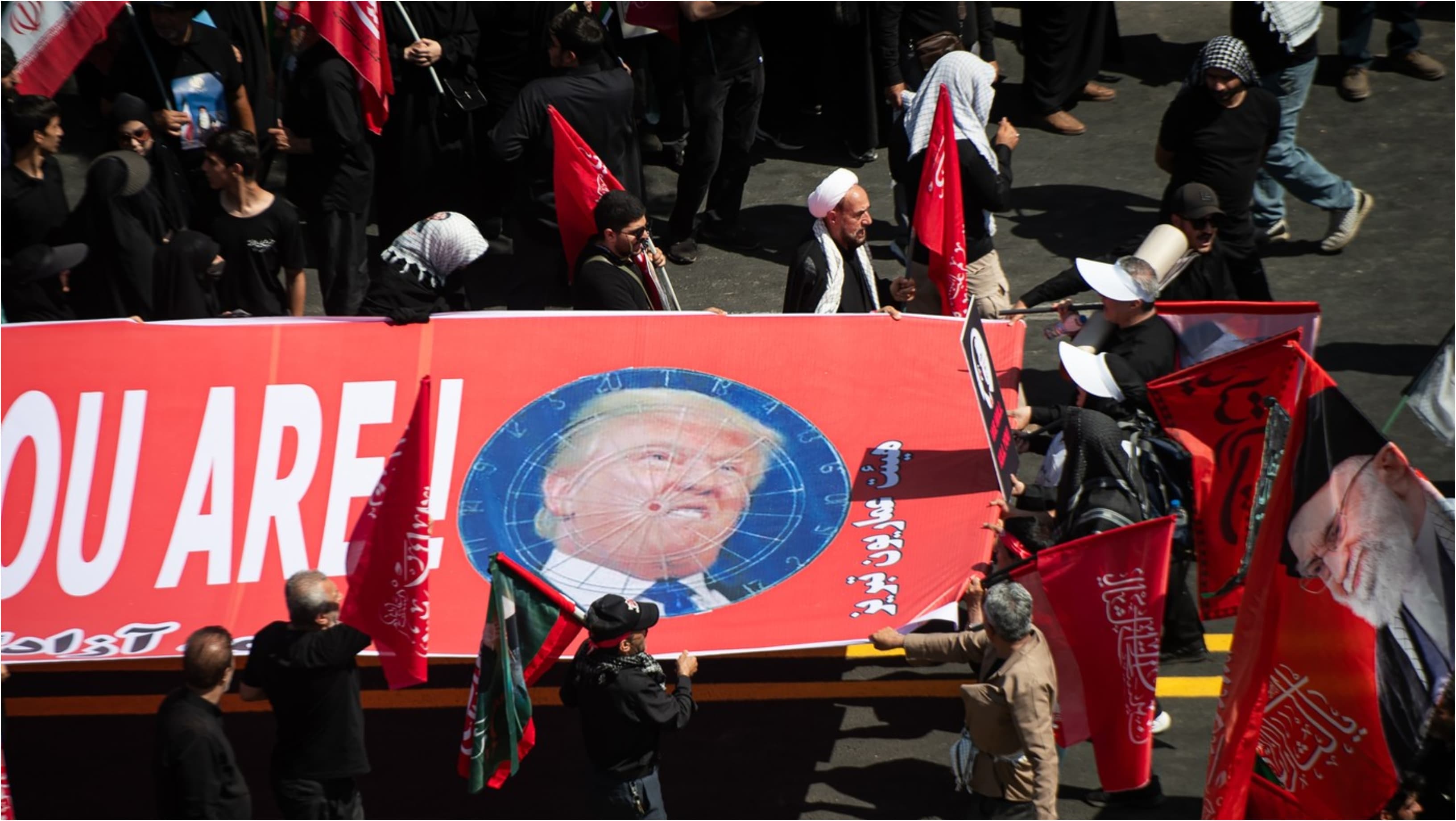 Apeluri la răzbunare la funeraliile lui Ali Khamenei: iranienii au aruncat cu pietre într-un panou cu Trump. Amenințarea liderului SUA
