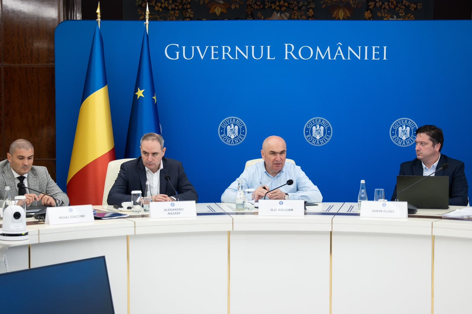 Guvernul ia în calcul o nouă intervenție pe piața carburanților. Bolojan și Nazare au discutat cu marii distribuitori