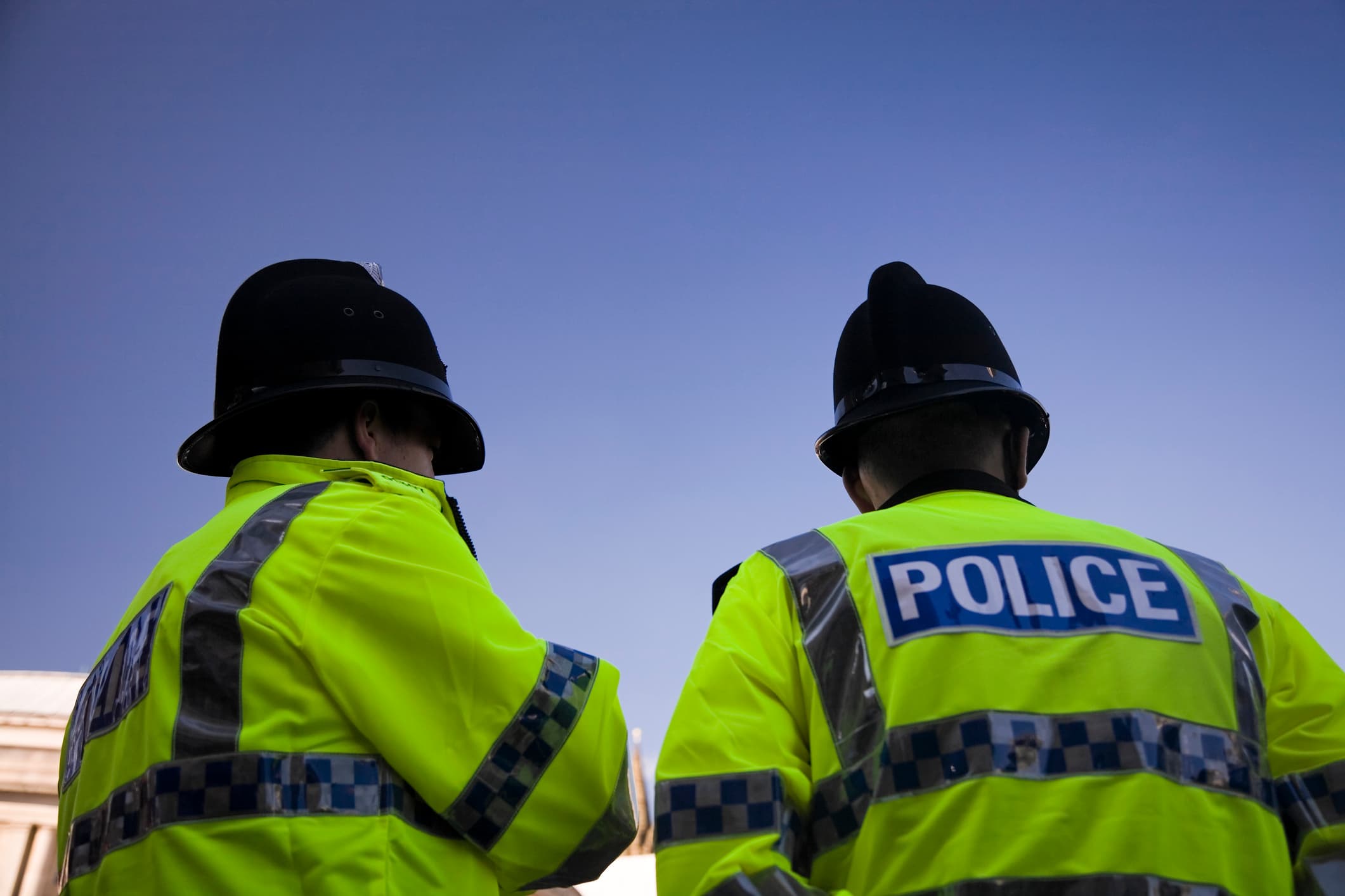 Doi polițiști britanici, anchetați după ce au încătușat un student înjunghiat care cerea ajutor