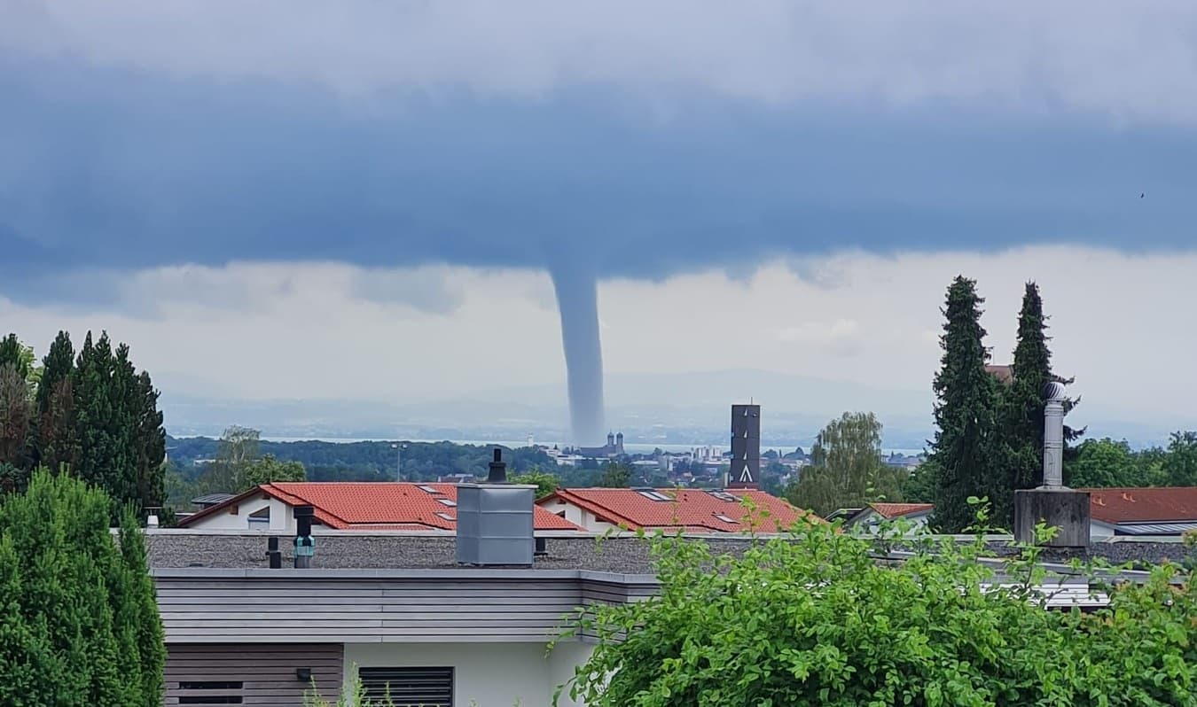 O trombă de apă s-a format deasupra Lacului Constanţa. Fenomenul a durat 15 minute