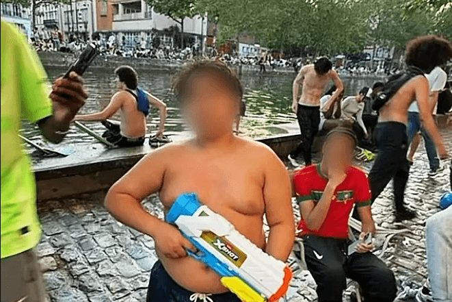 „Hamza vameșul”, simbolul înarmat cu un pistol cu apă al tinerilor rebeli ai Franței: povestea personajului viral pe net