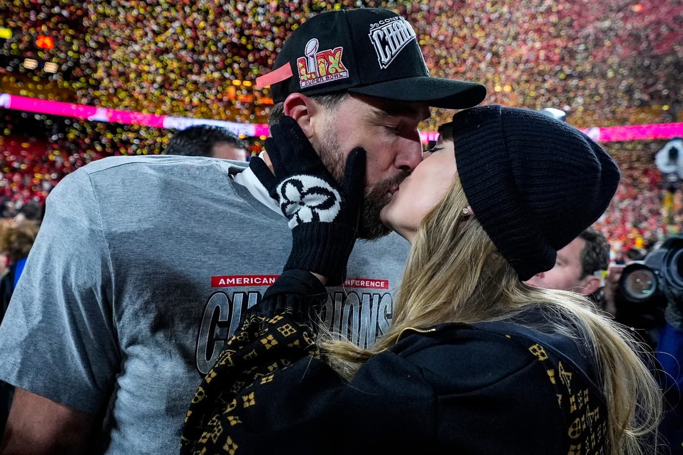 Taylor Swift și Travis Kelce s-au căsătorit. Adam Sandler le-a oficiat nunta, iar frații lor au fost cavaleri de onoare