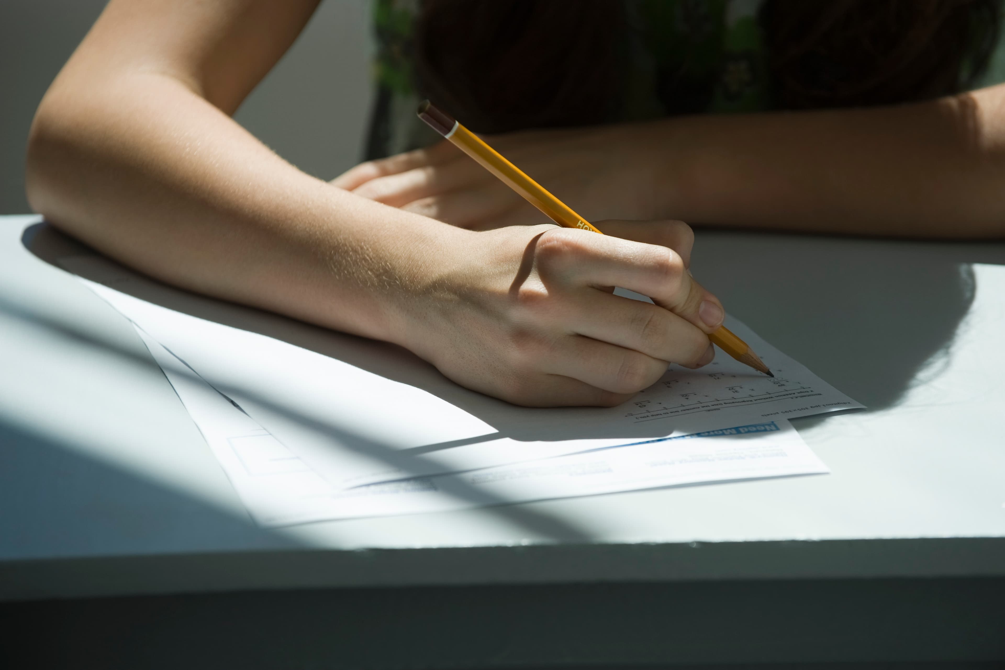 Bacalaureat 2026: Elevii susțin ultima probă scrisă. Cum sunt structurate subiectele la limba maternă