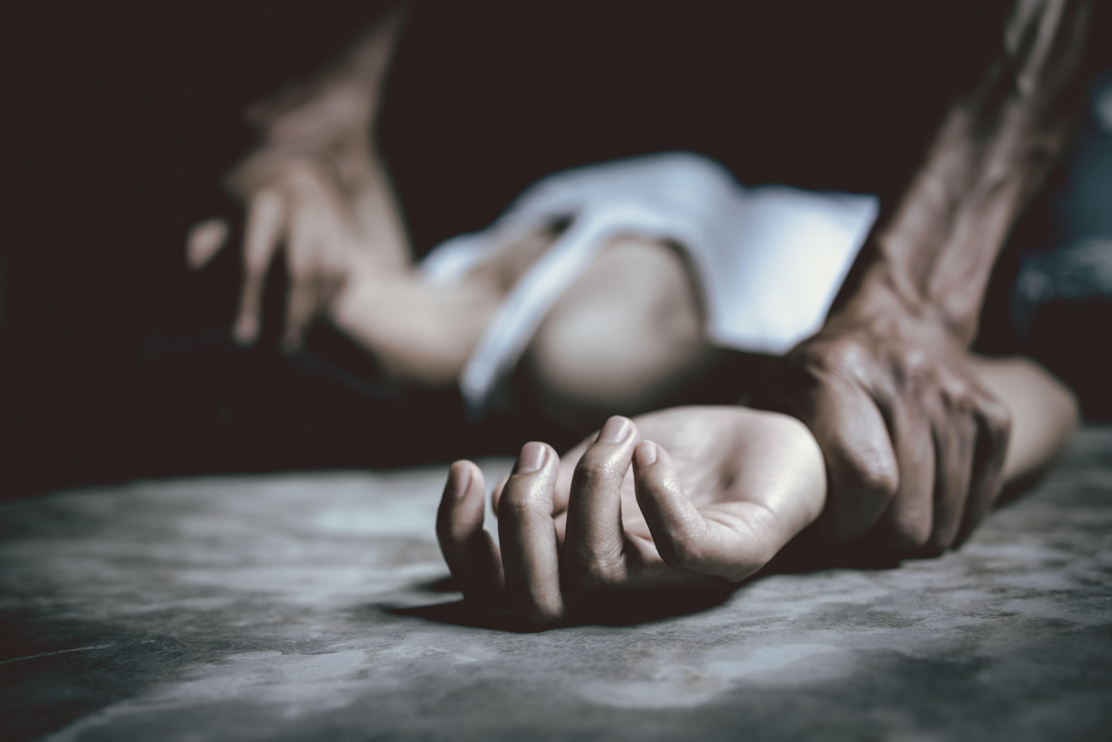 „Cel mai odios abuz”. O „rețea globală” de bărbați care drogau și agresau sexual femei a fost descoperită de autoritățile britanice
