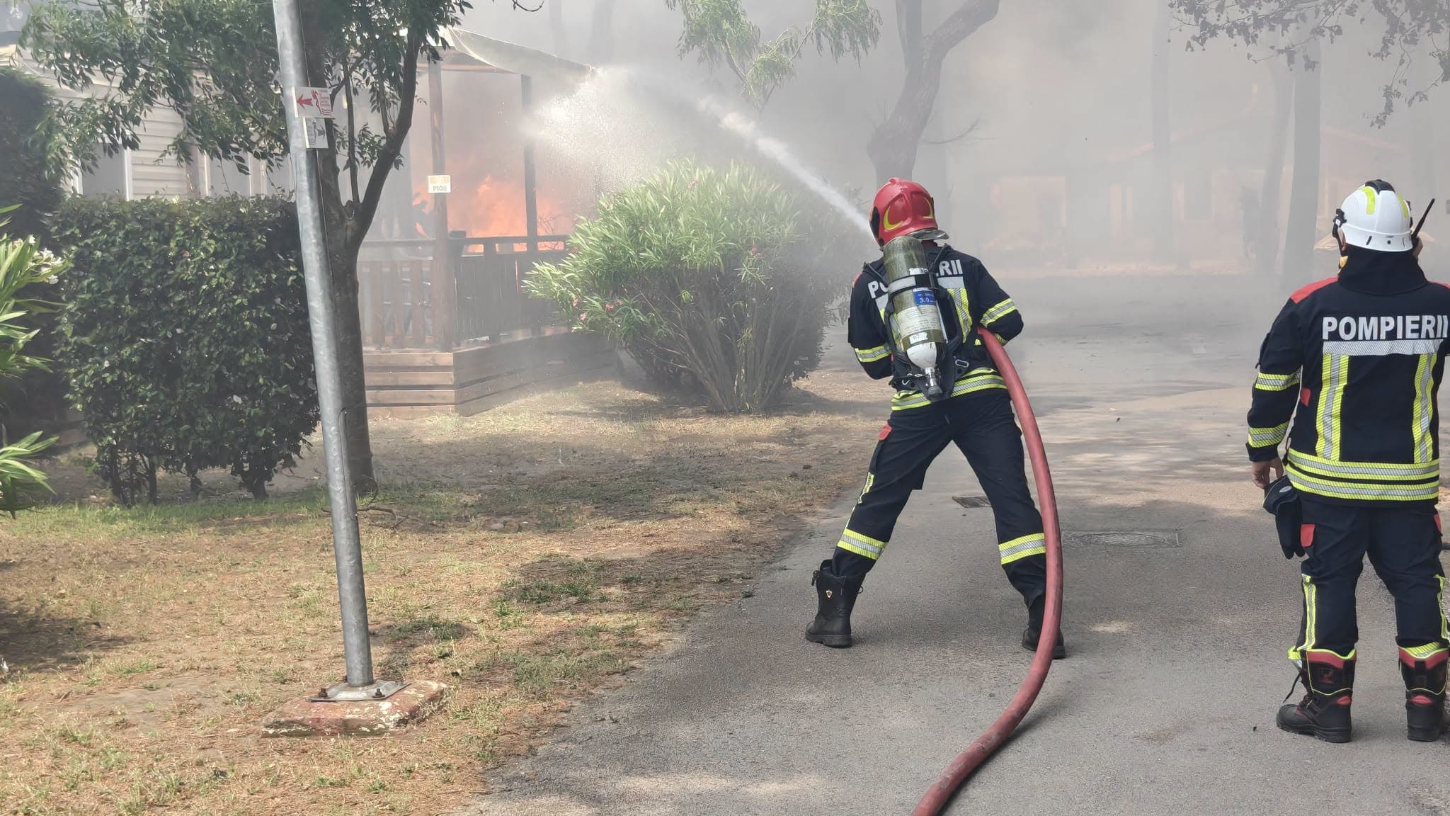 Intervenție a pompierii români în Franța. Ei au evacuat peste 150 de butelii GPL dintr-un camping