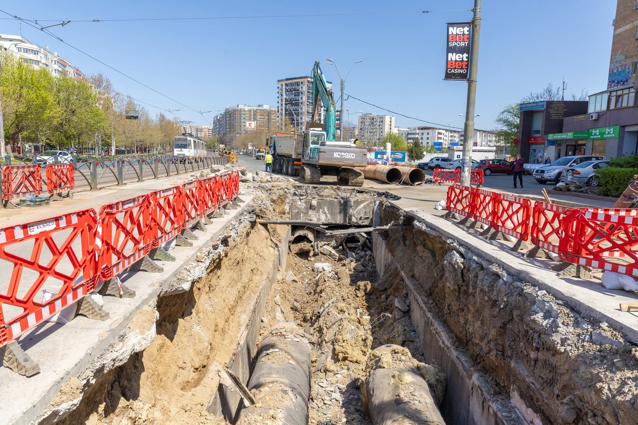 Mii de blocuri din București rămân fără apă caldă în a doua jumătate a lunii iulie: explicațiile Primăriei Capitalei