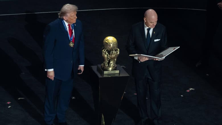 50 de europarlamentari din 13 țări contestă premiul FIFA acordat lui Donald Trump. Gianni Infantino, suspectat că ar încălca la nivel înalt neutralitatea politică
