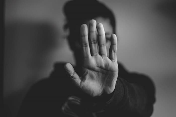 Profesor de 67 de ani, arestat preventiv. A întreținut relații sexuale cu o elevă de 16 ani