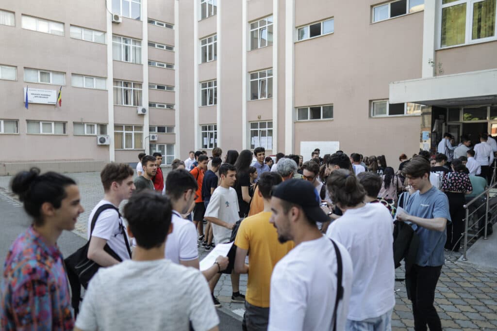 Simulare Bac 2026: 1 din 4 elevi nu a luat nici 5 la Română. Dar rezultatele sunt mai bune față de 2025