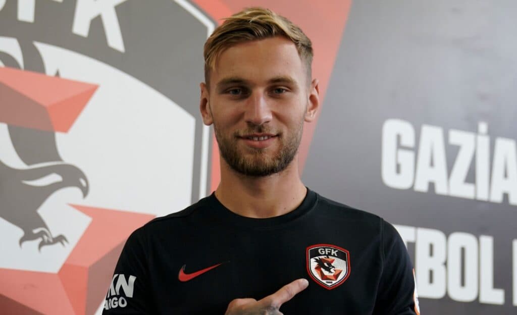Destinație neașteptată pentru Denis Drăguș: Așteptat la FCSB, poate prinde transferul carierei