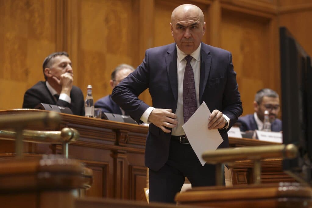 16 parlamentari PNL au atacat în instanță decizia conducerii care le interzice votul pentru Guvernul Veștea