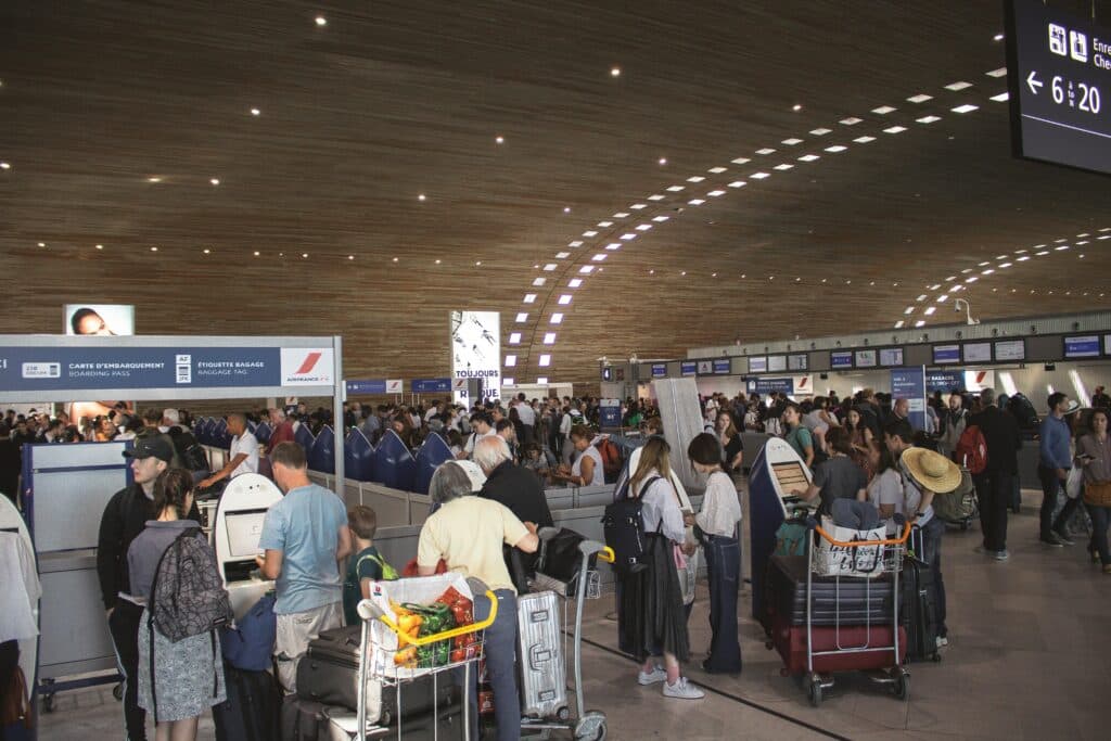 Haos în aeroporturile din Europa după introducerea noului sistem de control EES. Cozi și întârzieri de ore întregi
