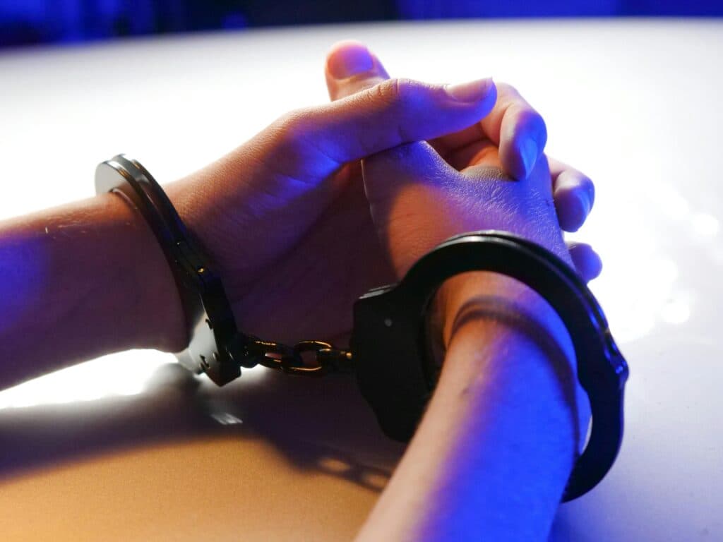 Un român și un ucrainean, reținuți după ce au fost prinși cu 26 kg de canabis și 4 kg de cocaină ascunse în podeaua mașinii