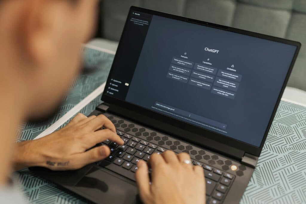 Angajații de la Finanțe, ANAF și Vamă nu mai pot folosi ChatGPT, Gemini, WhatsApp sau e-mailul personal