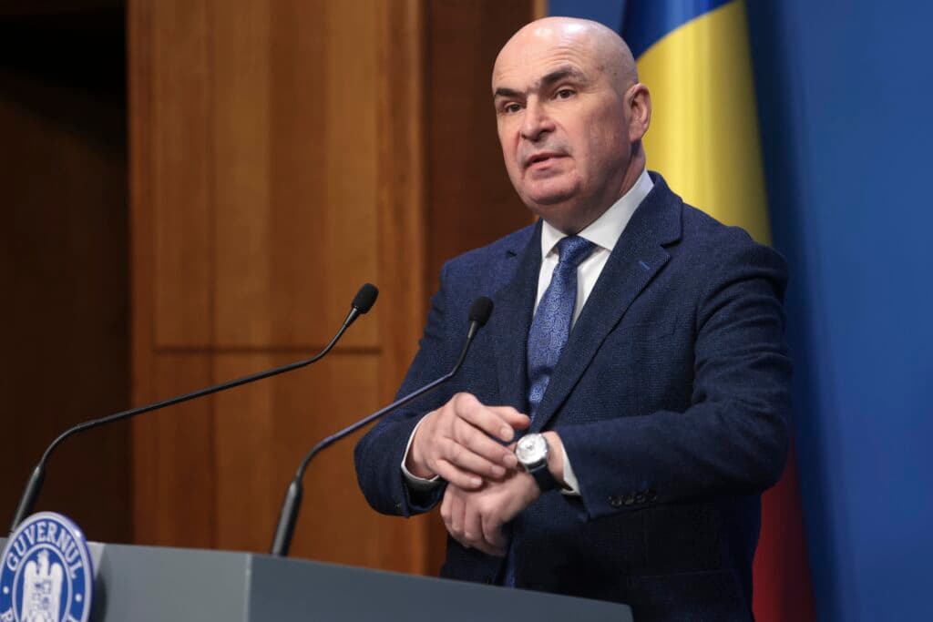 Moțiunea se joacă pe câteva voturi după dezertări și negocieri de ultim moment: cine decide soarta Guvernului Bolojan