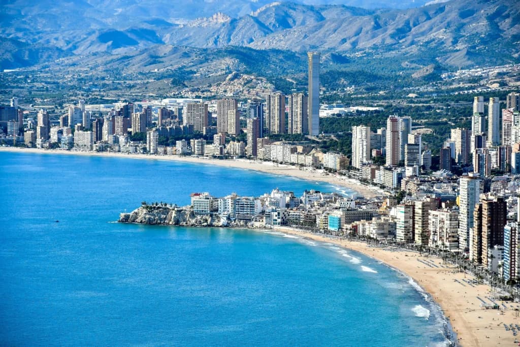 Orașul din Spania unde o bere costă sub 2 euro. Plaje superbe și vacanțe accesibile pentru turiști
