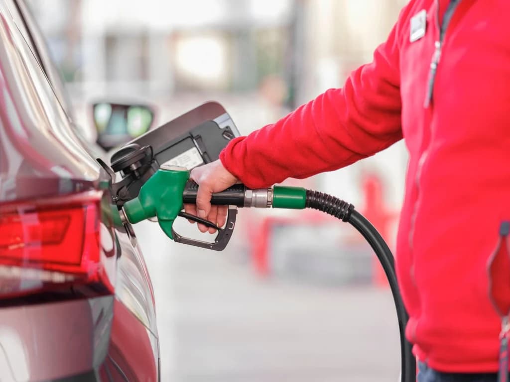 Iulie aduce ieftinirea carburanților. Piața petrolului indică o tendință clară, dar fereastra favorabilă ar putea fi scurtă