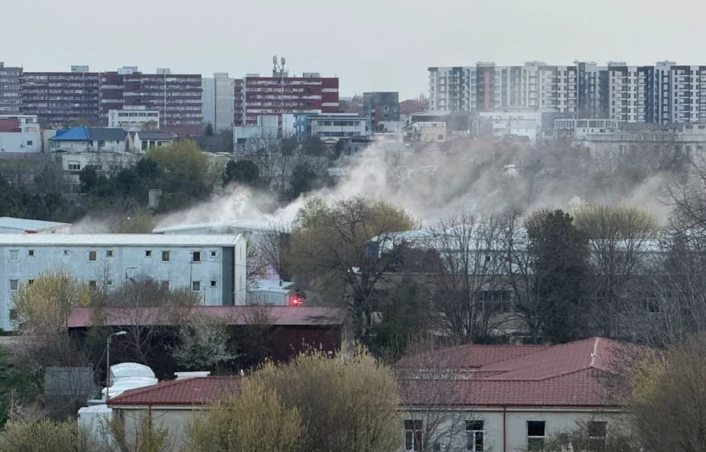 Incendiu puternic într-un bloc social din Constanța. Locatarii au făcut scandal pentru că pompierii i-au ținut la distanță (Video) UPDATE 9 victime duse la spital, 3 sunt copii