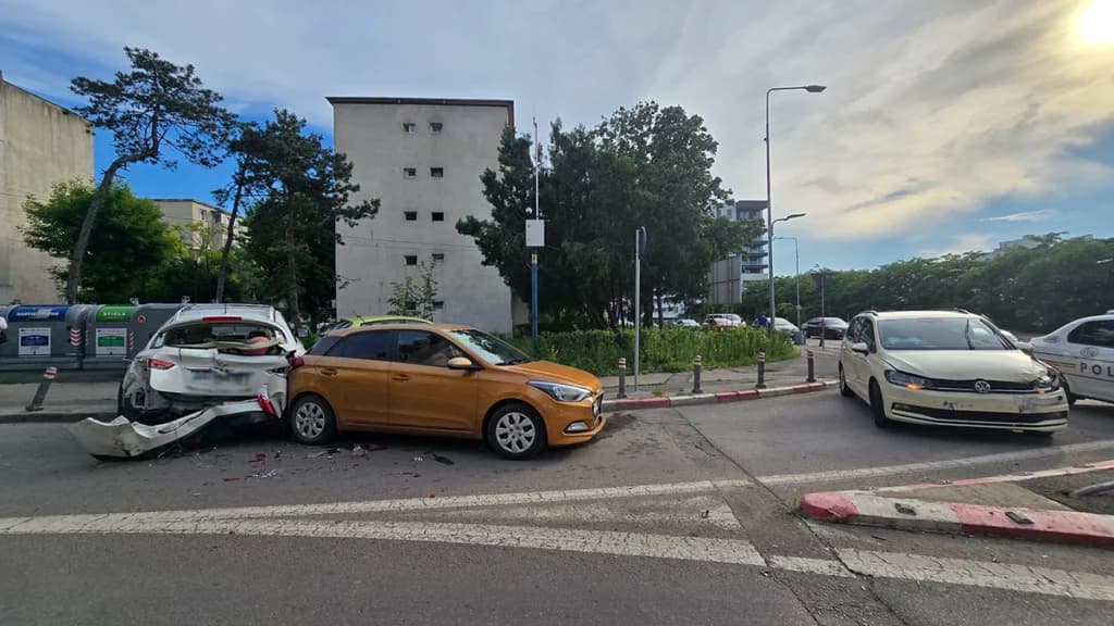 Momentul în care un TIR este scăpat de sub control în Constanța: a lovit un autobuz și opt mașini. Două persoane au fost rănite (Video)