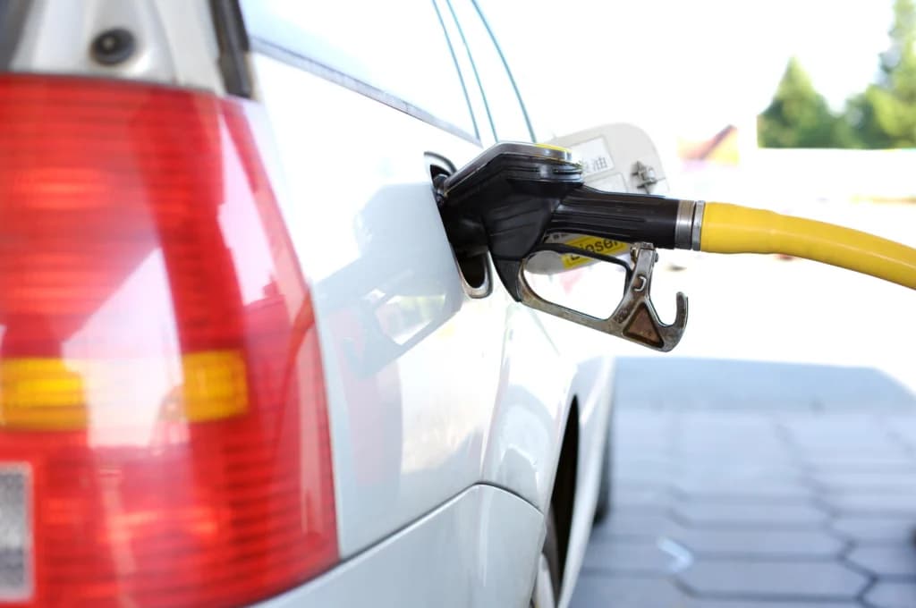 Guvernul pregătește noi măsuri pentru motorină: plafonare dacă prețurile nu scad și sprijin pentru fermieri