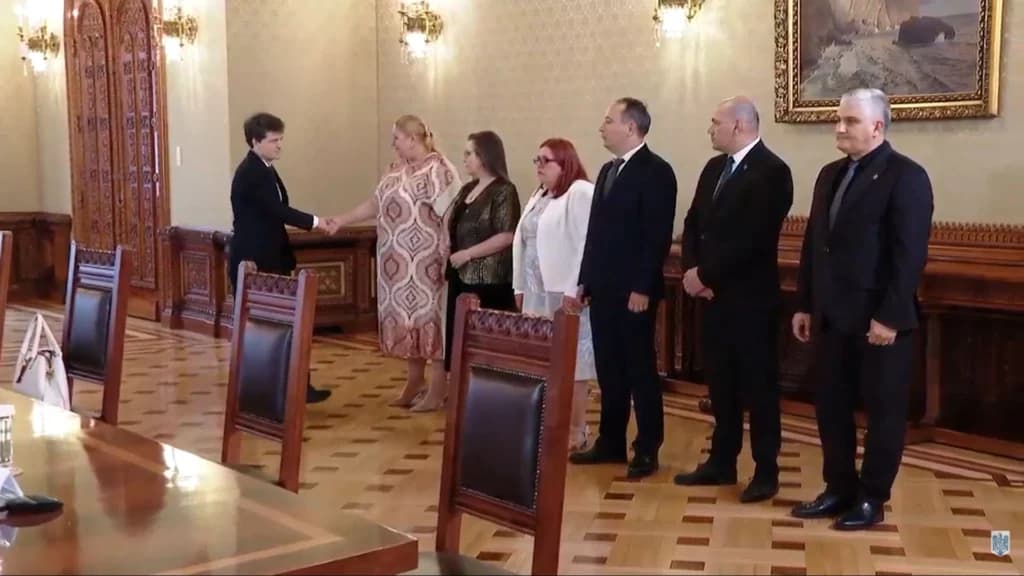 Șoșoacă cere negocieri „și o lună, și două, și trei”, vrea ca Nicușor Dan să-și dea demisia și să nu se mai ia „ordine” de la Tel Aviv, Bruxelles sau Washington