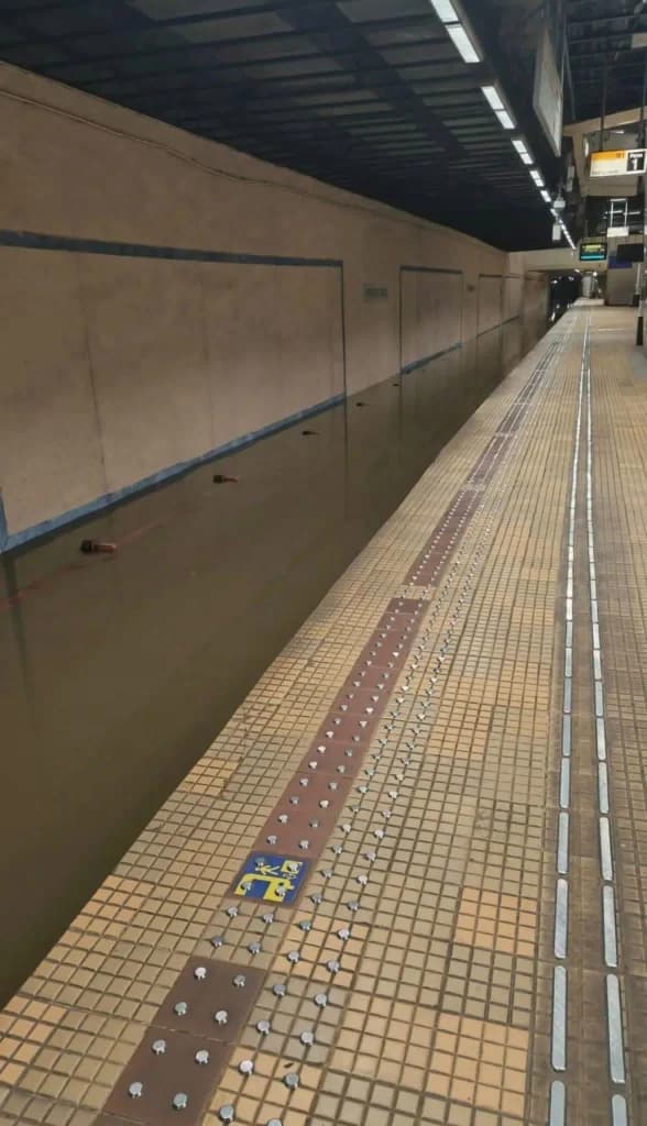 Stația de metrou Piața Victoriei 2 a fost închisă temporar. S-a inundat din cauza ploilor (Foto)