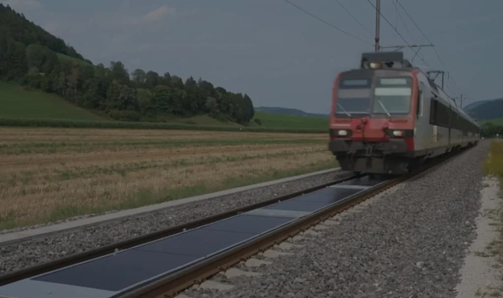 Europa testează o idee inedită: căile ferate care produc energie electrică (Video)