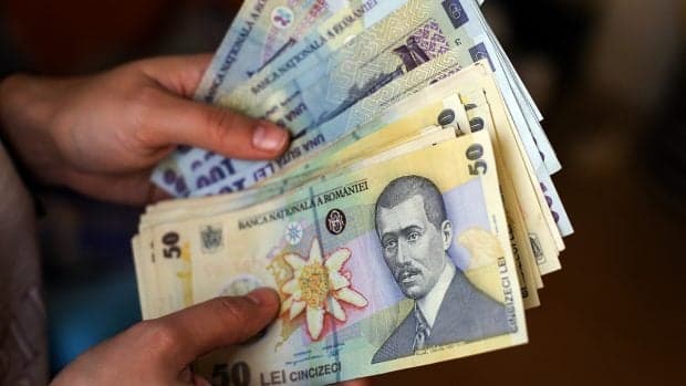 Salariul minim crește de la 1 iulie. Cu câți bani în plus vor rămâne românii în mână, ce își pot cumpăra cu ei și alte ce implicații are majorarea
