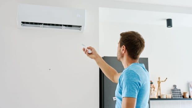 Aparatul care răcește aerul din casă și consumă energie cât un bec. E mai ieftin decât aerul condiționat