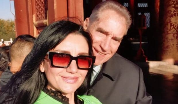 Dovada că Petre Roman ține pasul cu soția cu 26 de ani mai tânără. Cum a fost surprins fostul premier al României alături de Silvia Chifiriuc