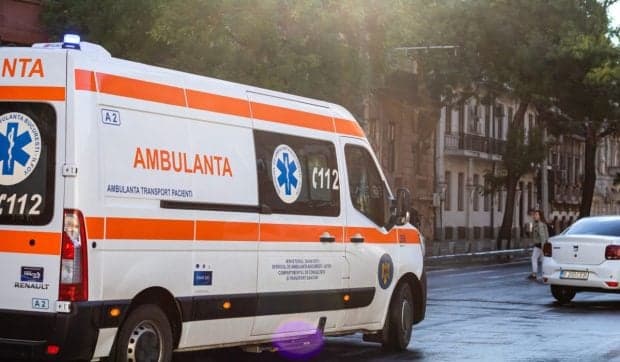 Paznicul de la BRD Brăila și-a tăiat gâtul în fața colegilor și medicii se chinuie să-i salveze viața
