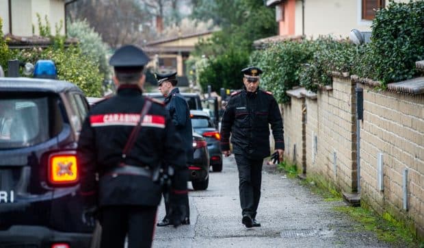 Profesoară înjunghiată în gât de un elev de 13 ani care purta un tricou cu mesajul „Răzbunare” și avea și un pistol în ghiozdan, în Italia