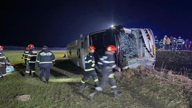 Un pasager a fost proiectat în afara mașinii și strivit de autocarul care s-a răsturnat, în Galați. Accidentul, soldat cu un mort și 14 răniți