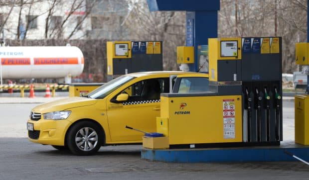 Benzina s-a scumpit cu peste 50 de bani, iar motorina cu aproape 20, sâmbătă, 4 aprilie 2026. Cât costă un litru de carburant în București, Cluj-Napoca, Timișoara, Iași și Constanța