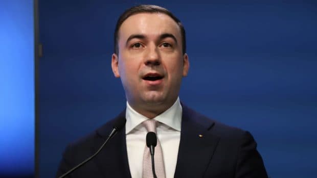 Pesediștii Bogdan Ivan și Radu Oprea, acuzați că „au fentat” coada pe aeroportul din Timișoara. Poliția Română și Poliția de Frontieră nu neagă, spun doar că nu au atribuții în organizarea cordonului de trecere