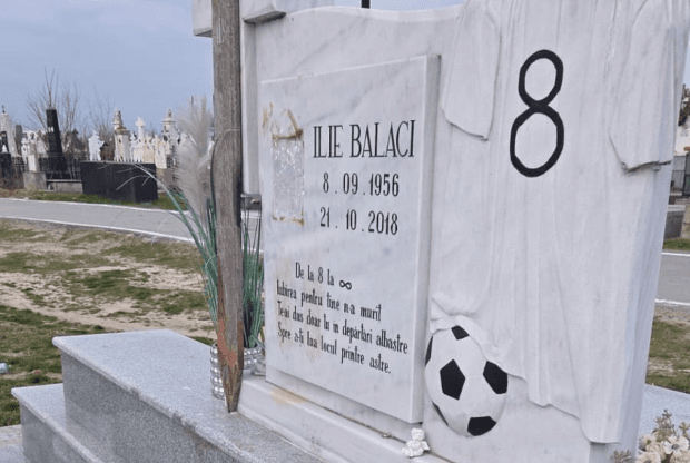 Mormântul lui Ilie Balaci din Craiova a fost vandalizat de o femeie: „S-a şi tăiat, erau urme de sânge pe cruce, pe jos”