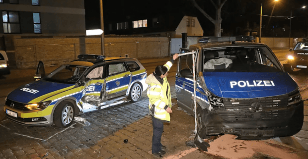 Patru ofițeri au ajuns la spital, după ce două mașini de poliție s-au ciocnit violent în timp ce urmăreau un Mercedes furat de doi tineri