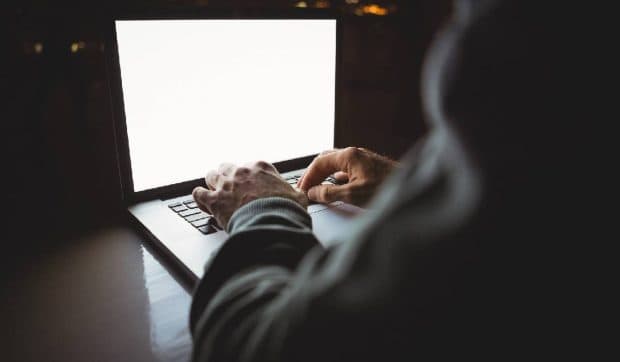 Mesajul fals în care ți se cer 2.480 de lei ca să ți se deblocheze telefonul, noua metodă de fraudă online. Avertismentul MAI