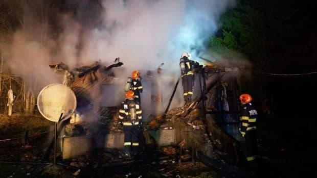 Incendiu la o casă din Tigveni, județul Argeș: trupul unui bărbat a fost găsit carbonizat