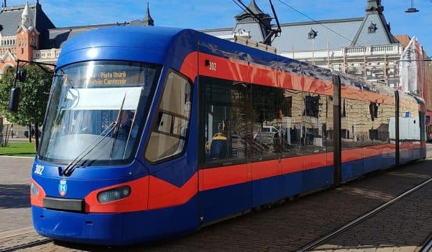 Șoferii din Oradea au făcut atât de multe accidente cu tramvaiele noi din oraș încât mai mult de jumătate din ele sunt acum în service
