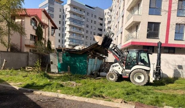 26 de tone de gunoi strânse după demolarea a două construcții ilegale, în sectorul 6, București