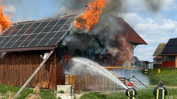 O familie a privit neputincioasă cum îi arde casa complet în Vinerea Mare, în Cluj. Pompierii s-au luptat ore în șir cu un incendiu violent