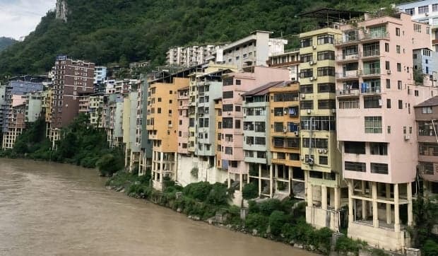 400.000 de oameni trăiesc în cel mai îngust oraș din lume: clădirile sunt construite pe piloni, pentru a nu fi inundate