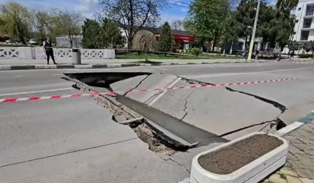 Un crater uriaș de 5 metri a apărut în Constanța, după ce un drum s-a surpat brusc. Podul avea 90 de ani: „Se circula cu căruțele”