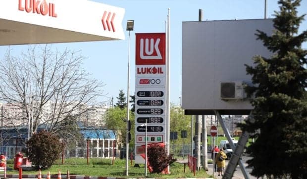 Benzina, mai scumpă cu 96 de bani la unele stații peco față de prețul minim, luni, 15 iunie 2026. Cât costă un litru de carburant în București, Cluj-Napoca, Timișoara, Iași și Constanța