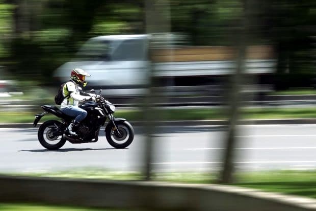 Motocicletele ar putea circula pe banda de autobuz și trece mai ușor de coloane. Ce schimbări pregătește statul pentru fluidizarea traficului
