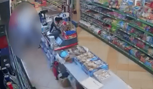 O vânzătoare din Iași a fost desfigurată de un bărbat violent, sub privirile clienților. De la ce a pornit bătaia