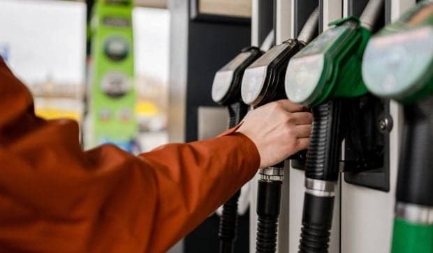 Benzina s-a scumpit, motorina s-a ieftinit. Cât costă un litru de carburant azi, 23 mai 2026, în București, Cluj, Timișoara, Iași și Constanța