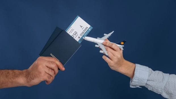 O fostă însoțitoare de bord a dezvăluit un truc simplu și gratuit pentru a găsi cele mai ieftine bilete de avion
