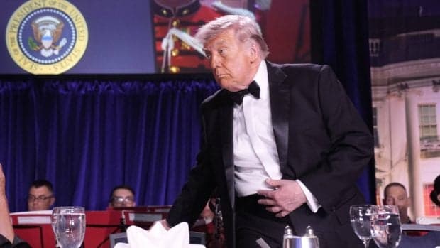 Momentul în care Donald Trump este evacuat de agenții Secret Service după împușcăturile din hotelul Washington Hilton, la Cina Asociației Corespondenților de la Casa Albă